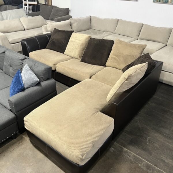 Rooms To Go Black/Beige Sectional - Image 2
